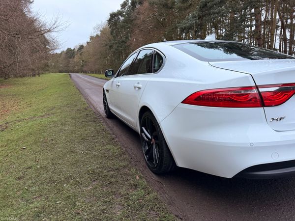 Jaguar XF 2016 Diesel Fuji White Black Wheels 383470160