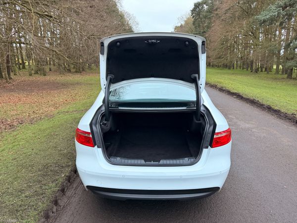 Jaguar XF 2016 Diesel Fuji White Black Wheels 383470124