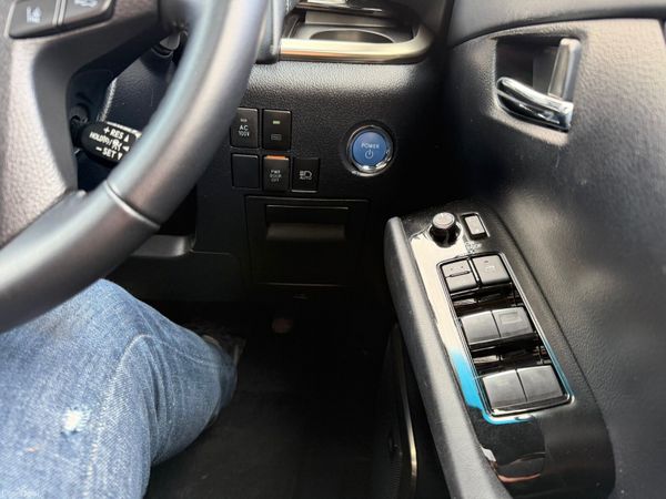 231 Toyota Alphard  2.5 Hybrid 383531520