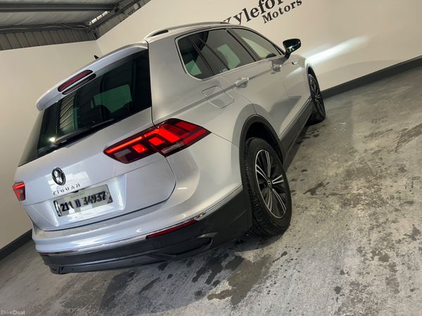 Volkswagen Tiguan 2021 383834892