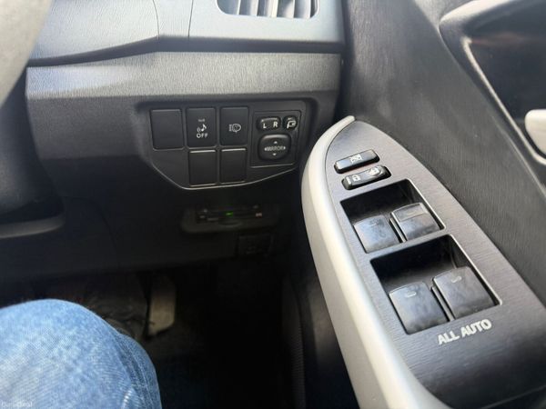 15 Toyota Prius Hybrid 383923398