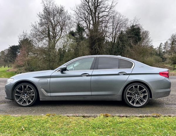 BMW 5-Series 2017 384364510