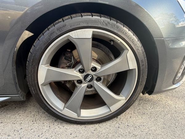 Audi A4 2019 384445124