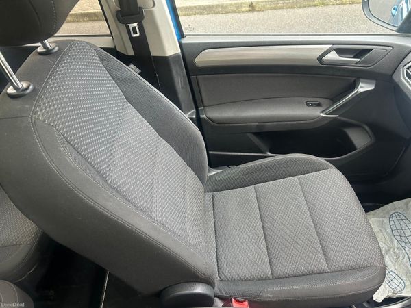 Volkswagen Touran 2017 (04/27,TAX09/26) 384455312