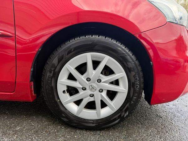 2012 Toyota Prius Alpha 7 Seater 1.8 Hybrid 384597946