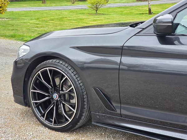 BMW 5-Series 2017 384535944