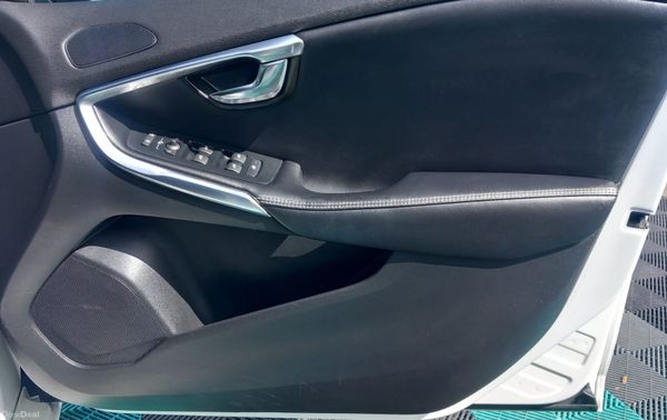 2016 Volvo V40 R Design Automatic Pan Roof 384965564