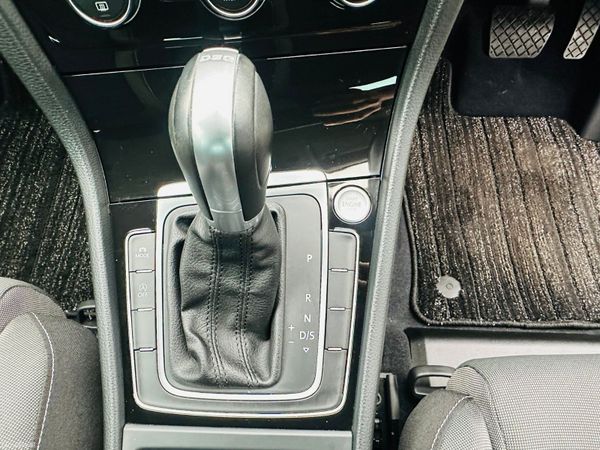 VOLKSWAGEN GOLF 2016 25K KM ONLY CAR PLAY 385029180