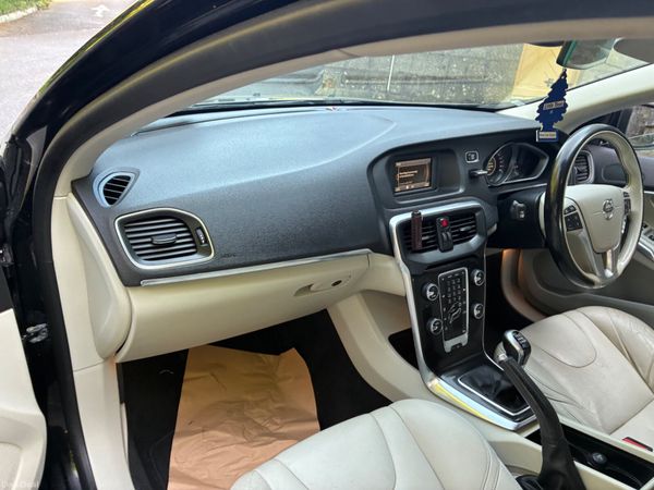 Volvo V40 2017 385876816