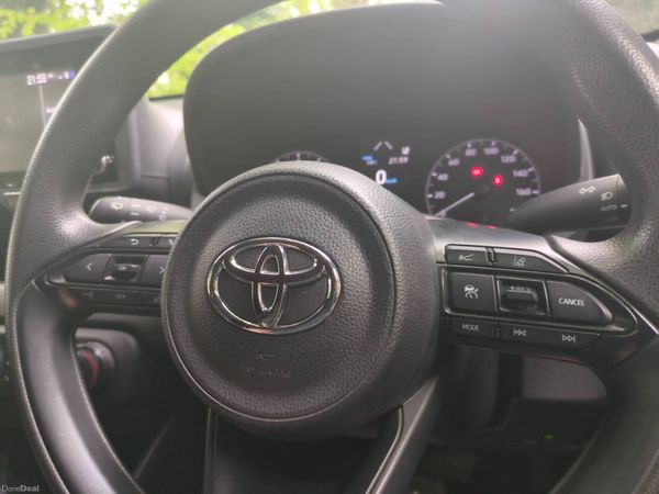 2021 Toyota Yaris X 4wd * lows kms* long NCT 386083618