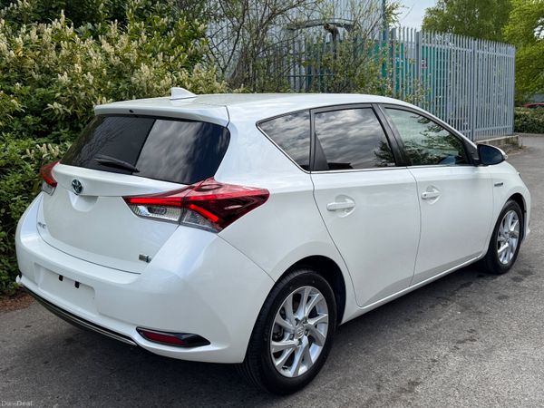 Toyota Auris Hybrid 2017 386448348