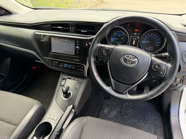 Toyota Auris Hybrid 2017 386448444