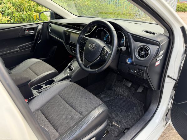 Toyota Auris Hybrid 2017 386448450