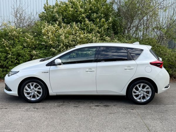 Toyota Auris Hybrid 2017 386448516