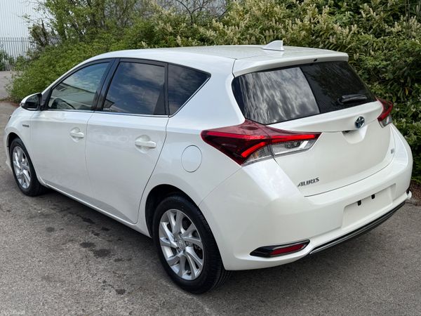 Toyota Auris Hybrid 2017 386448518