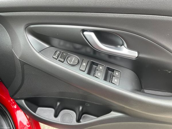 Hyundai i30 1.4 Petrol Deluxe 386723864