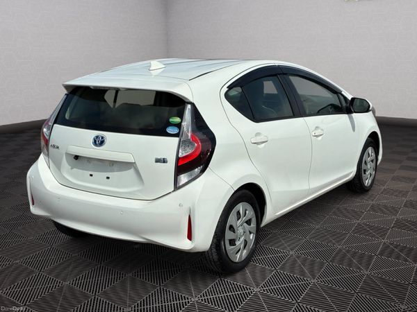 Toyota Aqua Hybrid *Automatic* 386928710