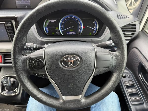 161 Toyota Voxy Hybrid 7 Seater 386932642
