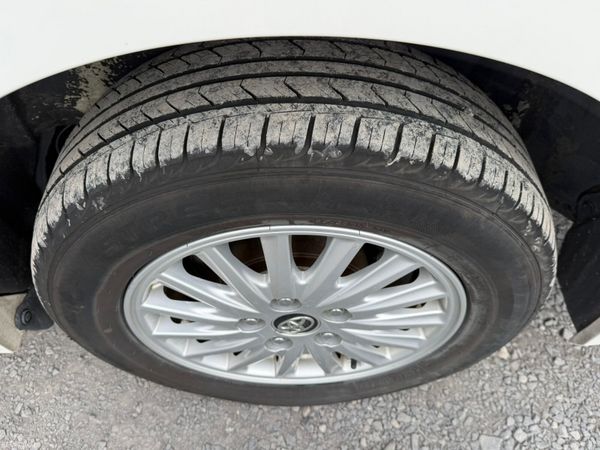161 Toyota Voxy Hybrid 7 Seater 386932644