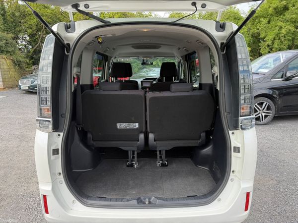 161 Toyota Voxy Hybrid 7 Seater 386932646