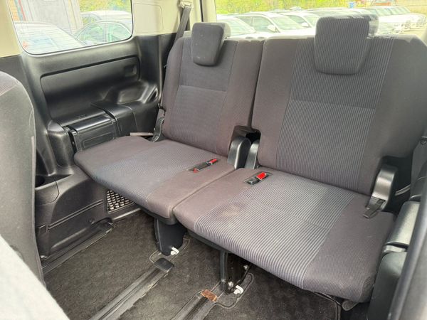 161 Toyota Voxy Hybrid 7 Seater 386932650