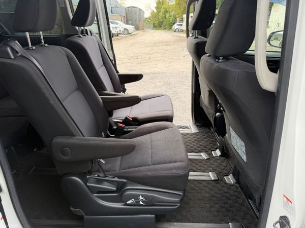 161 Toyota Voxy Hybrid 7 Seater 386932654