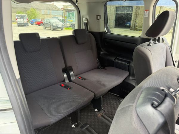 161 Toyota Voxy Hybrid 7 Seater 386932656