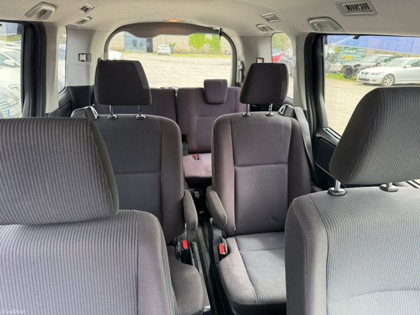 161 Toyota Voxy Hybrid 7 Seater 386932658