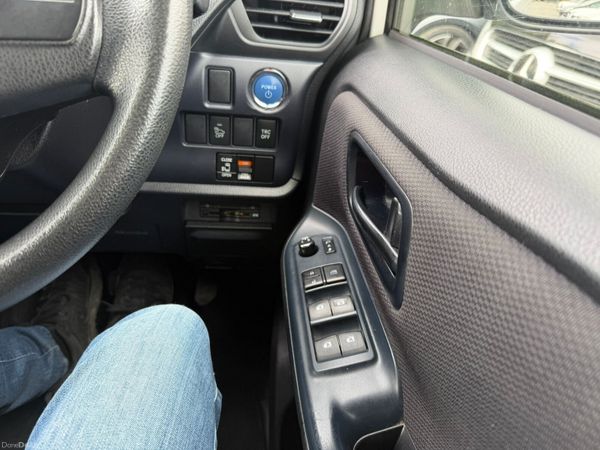 161 Toyota Voxy Hybrid 7 Seater 386932636
