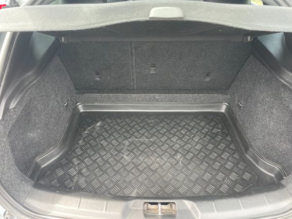 162 Volvo V40 R-Design.. Auto.. Low KMs.. 1 Owner 387129650