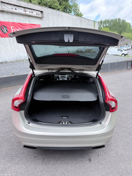Volvo V60 2.0D SE LUX AUTO Low KMs 387248628