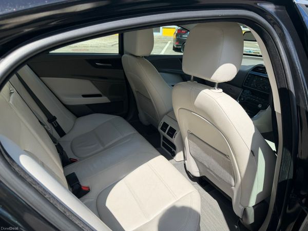 Jaguar XE 2.0D Prestige Automatic 387423198