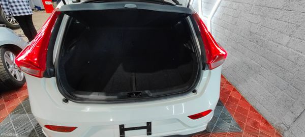 2013 Volvo V40 1.6 Petrol Automatic 387685272