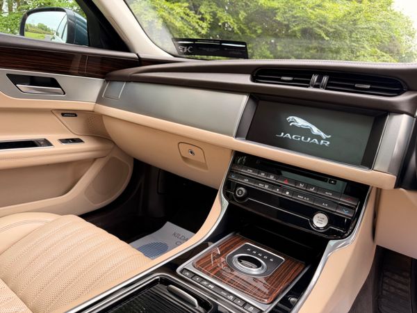 Jaguar XF 2016 Portfolio Diesel Sunroof 388190026