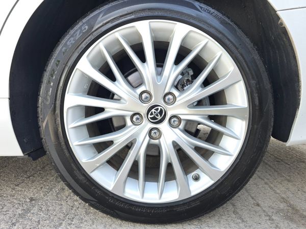 181 Toyota Camry 2.5 Hybrid 388342442