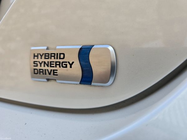 181 Toyota Camry 2.5 Hybrid 388342402