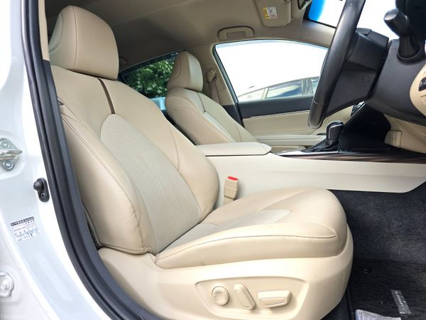 181 Toyota Camry 2.5 Hybrid 388342410
