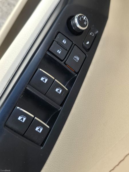 181 Toyota Camry 2.5 Hybrid 388342420