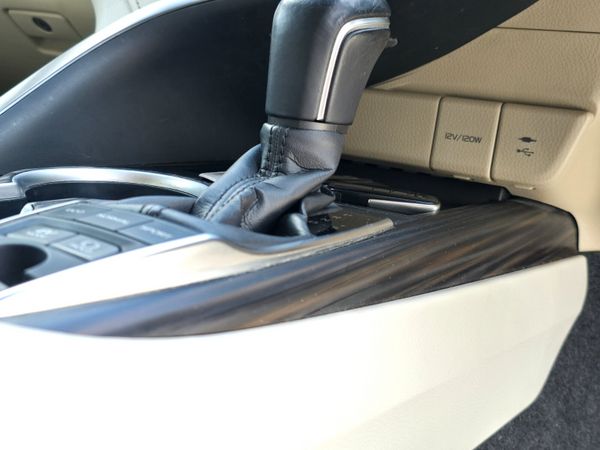 181 Toyota Camry 2.5 Hybrid 388342432