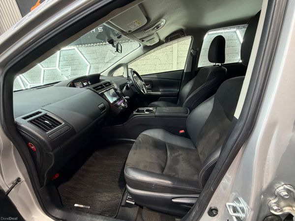 2015 Toyota Prius Alpha - 7 seat Petrol Hybrid 388928182