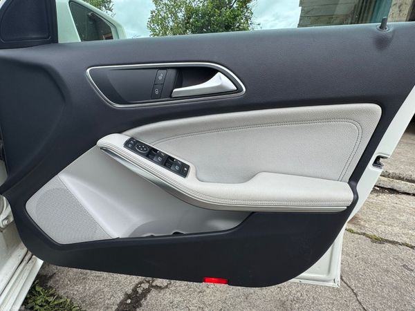 MERC A Class 1.6 Auto White Leather 50,000 KM 389557828