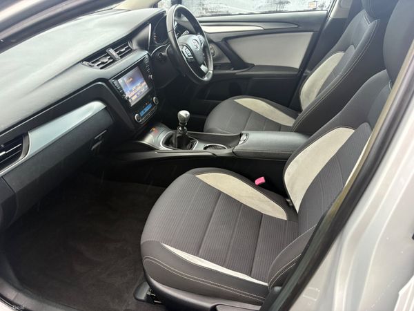 Toyota Avensis 389672992