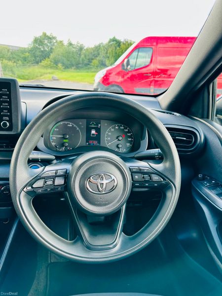 Toyota Yaris 1.5 hybrid 389699692
