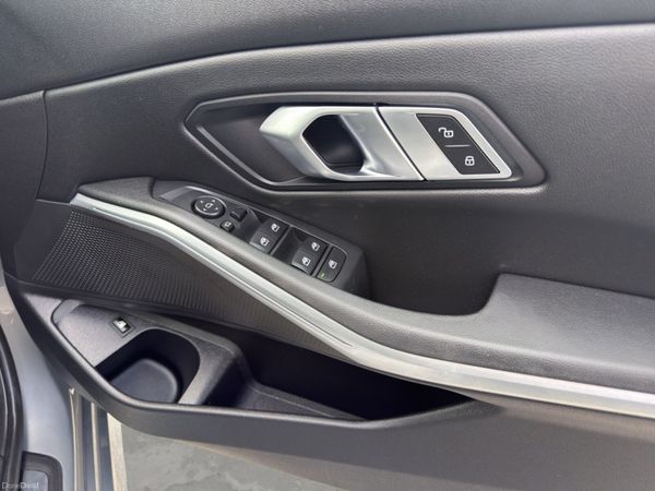 BMW 330E Sport Plug-in Hybrid only  40,692km 389610978