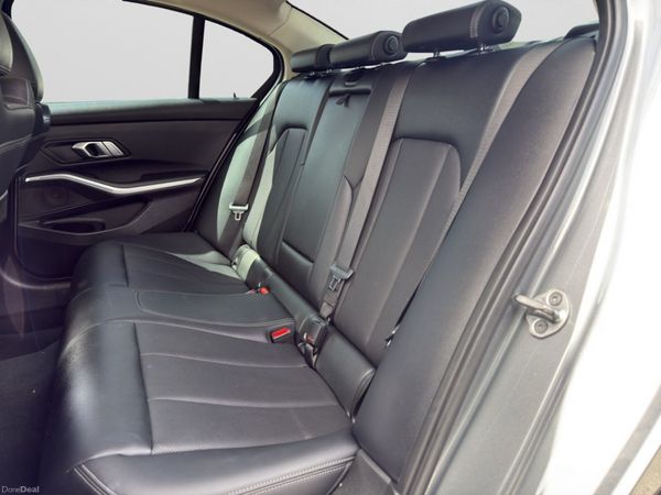 BMW 330E Sport Plug-in Hybrid only  40,692km 389610990