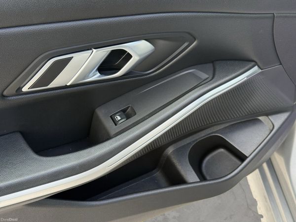 BMW 330E Sport Plug-in Hybrid only  40,692km 389610992