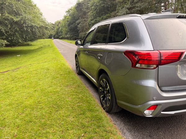 Mitsubishi Outlander 2017 PHEV Top Spec 389746428