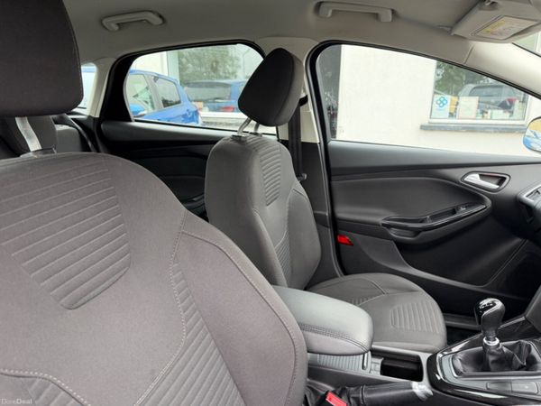 Ford Focus TITANIUM Excellent Condition 389942186