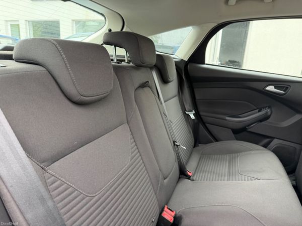 Ford Focus TITANIUM Excellent Condition 389942192