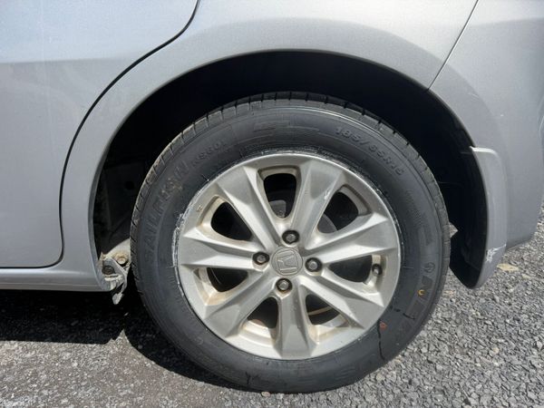 2011 Honda Fit HYBRID 1.3 390378136